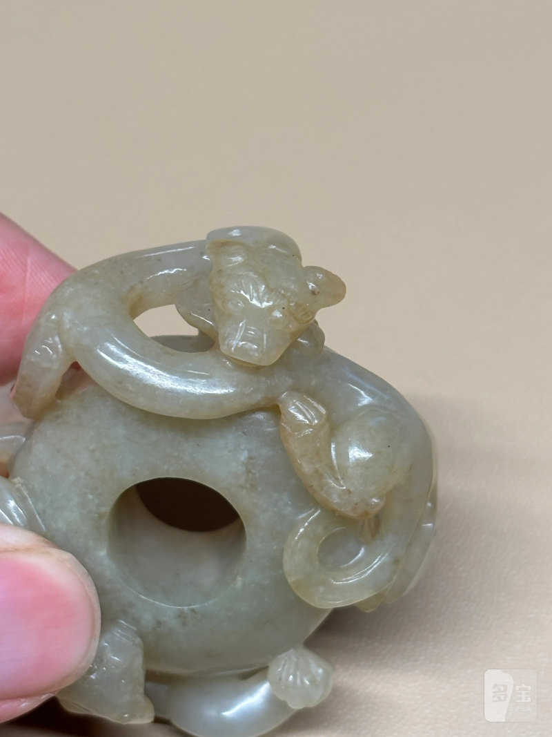 清 白玉高浮雕双螭龙纹玉环 - 图3